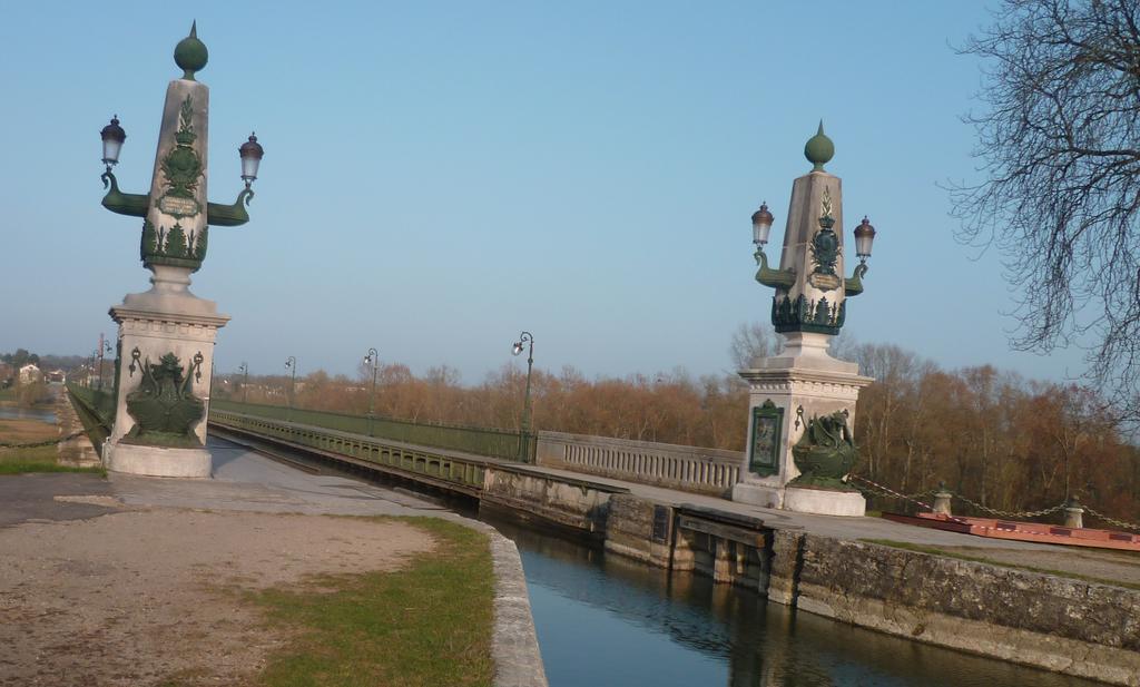Chambre D'Hotes Face A Briare Exterior foto